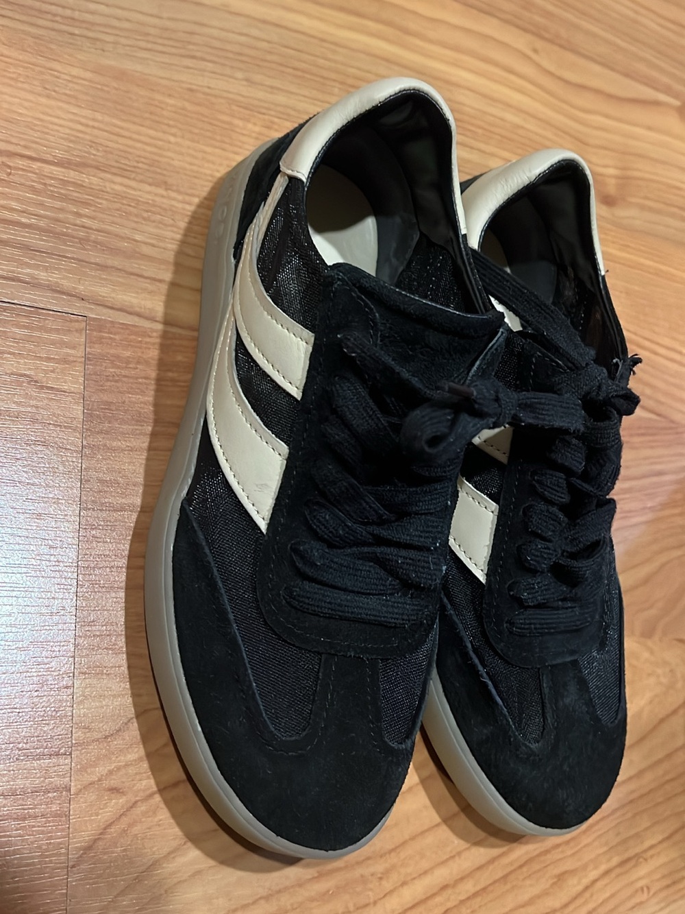 AUTHENTHIC VINCE women’s 5.5 shoes. - Picture 3 of 16
